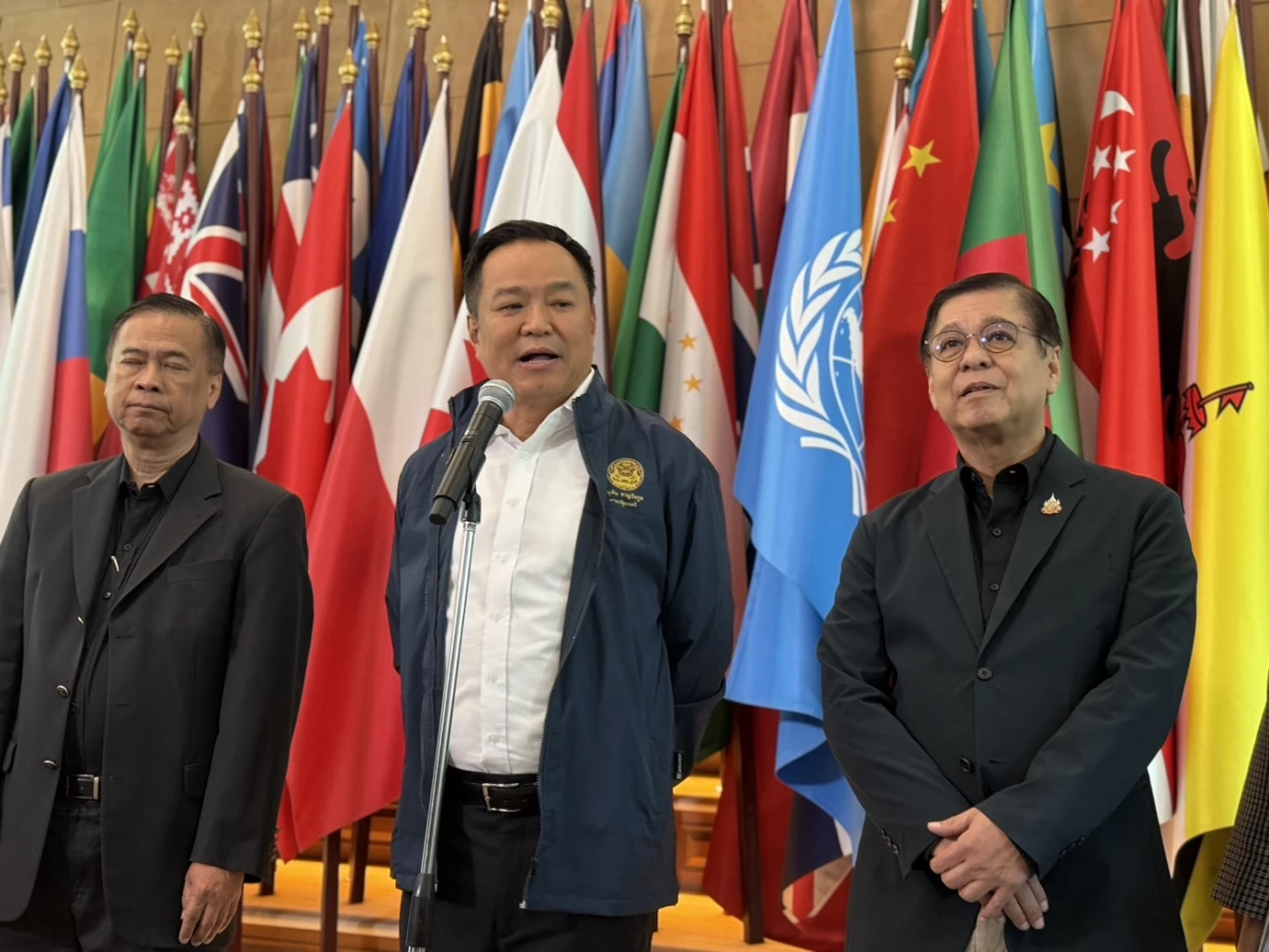 นายอนุทิน ชาญวีรกูล นายกรัฐมนตรี