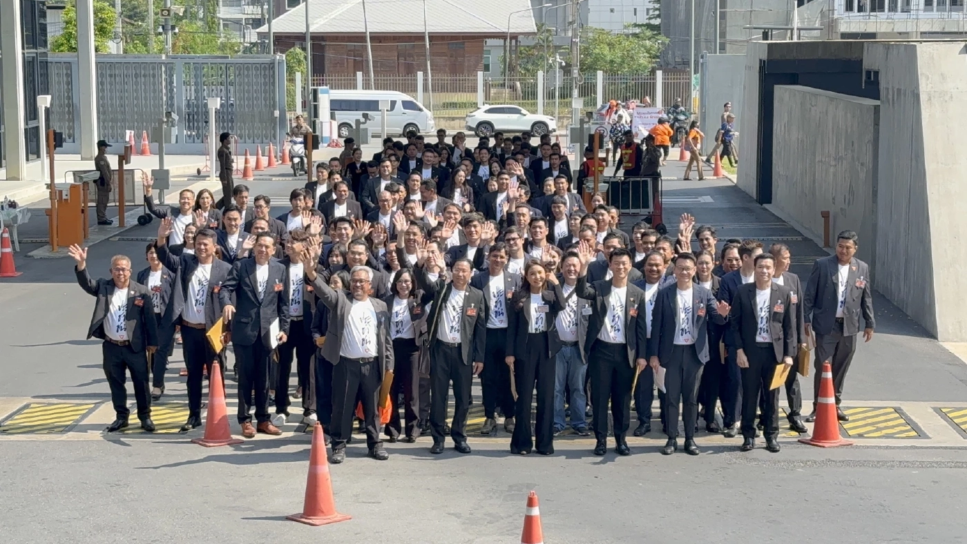 “เท้ง” นำทีม สส.ปชน.รายงานตัว เตรียมประชุม สส.บ่ายนี้ ดันกฎหมาย