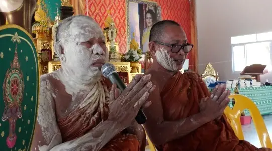 ขำพระบาปไหม! สีสันสงกรานต์สุรินทร์ "พระ-เณรชุบแป้งทอด" ท่ามกลางเสียงหัวเราะและศรัทธา (มีคลิป)