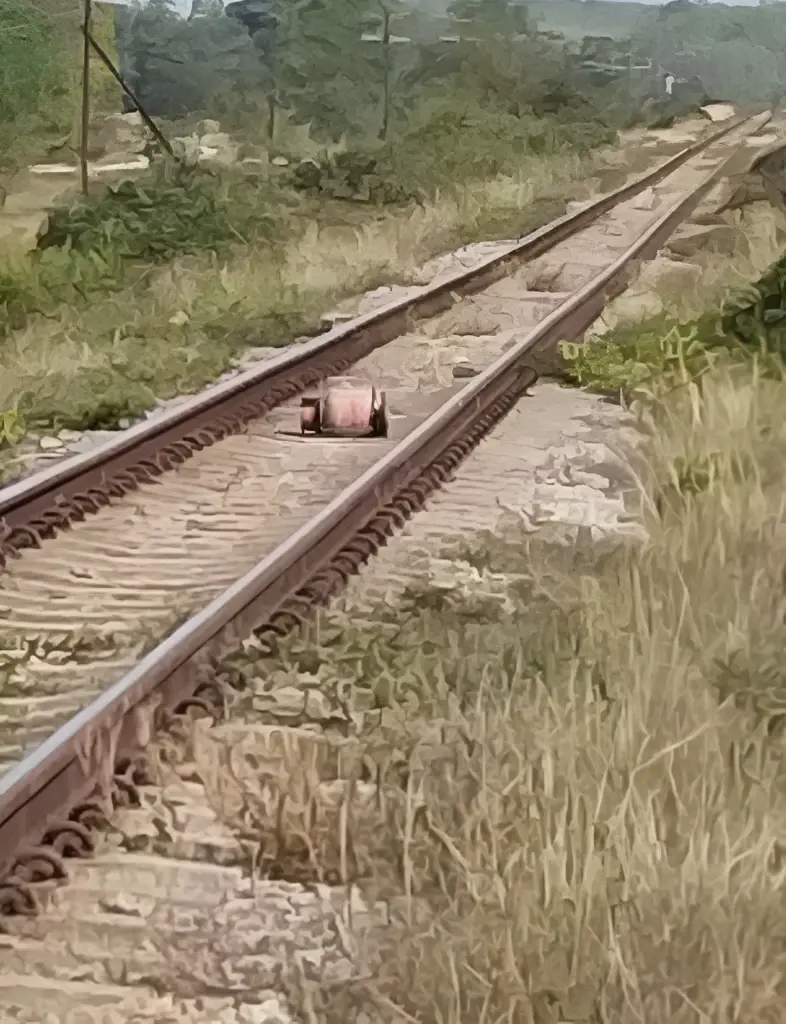 ระทึกปัตตานี! พบ "ถังแก๊ส" วางขวางรางรถไฟ สั่งกักขบวนรถล่องใต้ด่วน เจ้าหน้าที่เร่งเก็บกู้