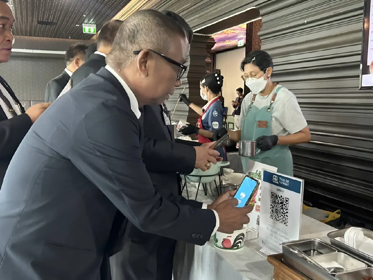 "บิ๊กเกรียง" นำร่อง สว. จ่ายเงินซื้อข้าวเองวันแรก! ลั่น "หมูแดงอร่อยจังฮู้" มั่นใจช่วยชาติประหยัดงบ