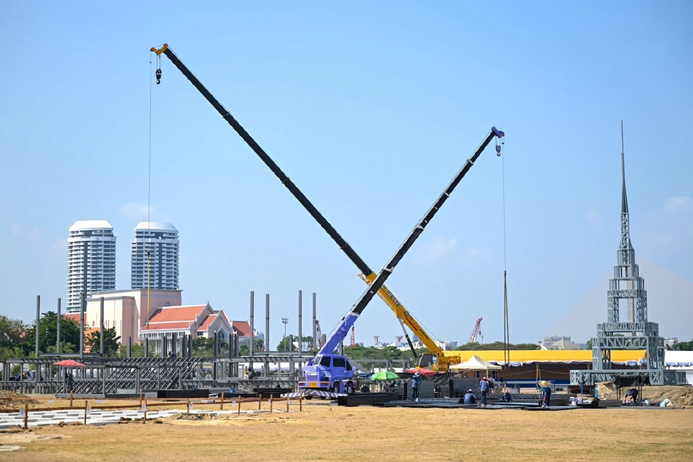 รมว.วัฒนธรรม ตรวจความพร้อมรับเสด็จฯ ยกเสาเอกพระเมรุมาศ