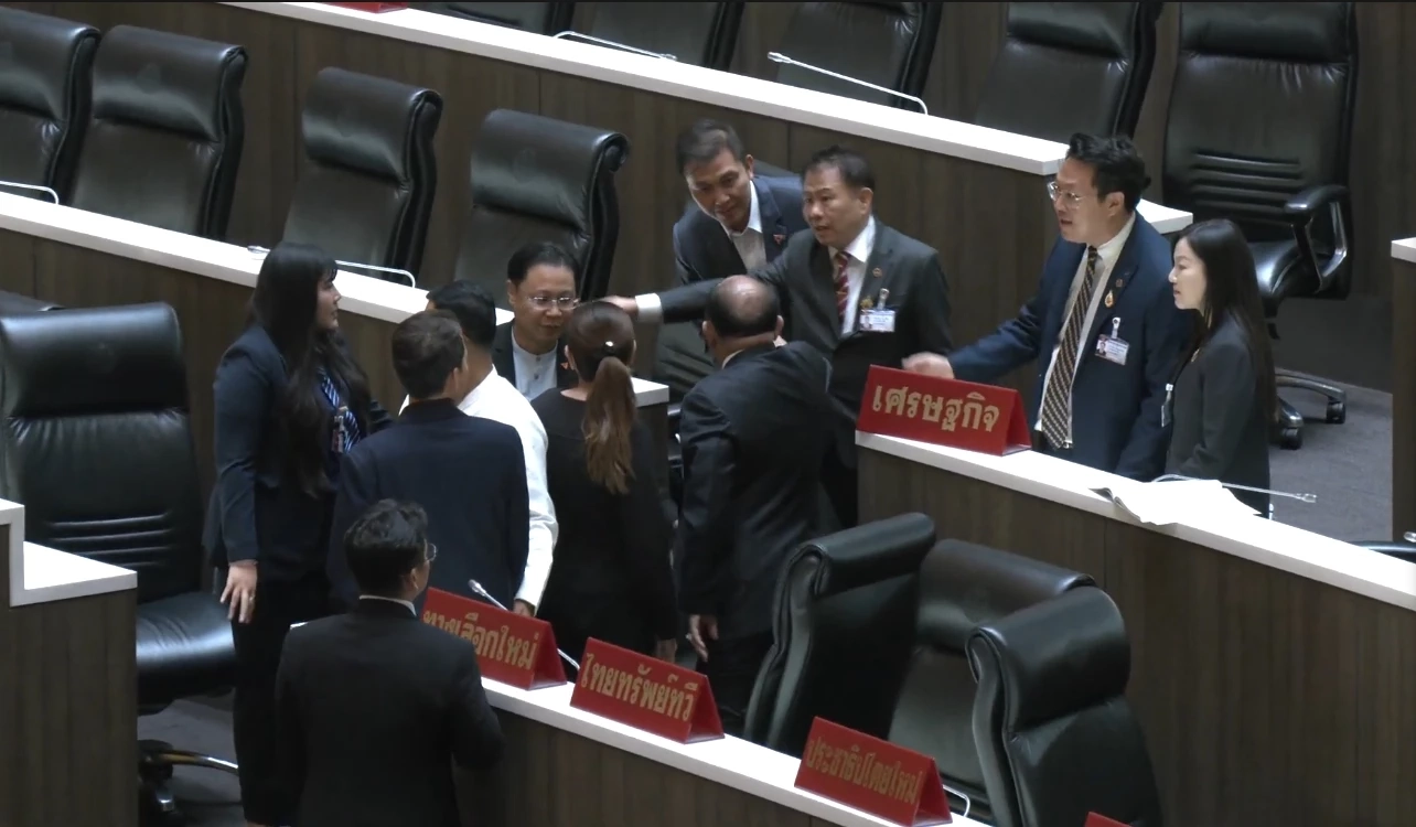 มัดรวมเหตุการณ์ “คริส - ปกรณ์วุฒิ” คู่นี้เกิดอะไรขึ้นในสภา