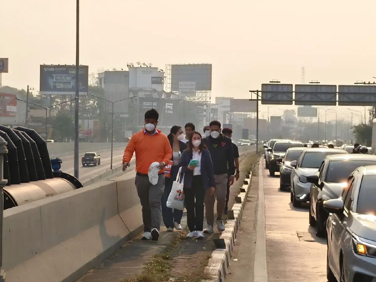 “สส.พลอย” ชูป้ายจี้รัฐบาล "อนุทิน" จัดการฝุ่น PM2.5 เลิก “นับหนึ่งใหม่ทุกปี”