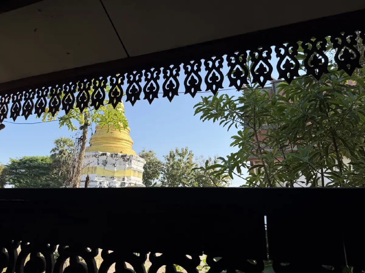 จากกูฏิมองเห็นพระธาตุกู่คำ