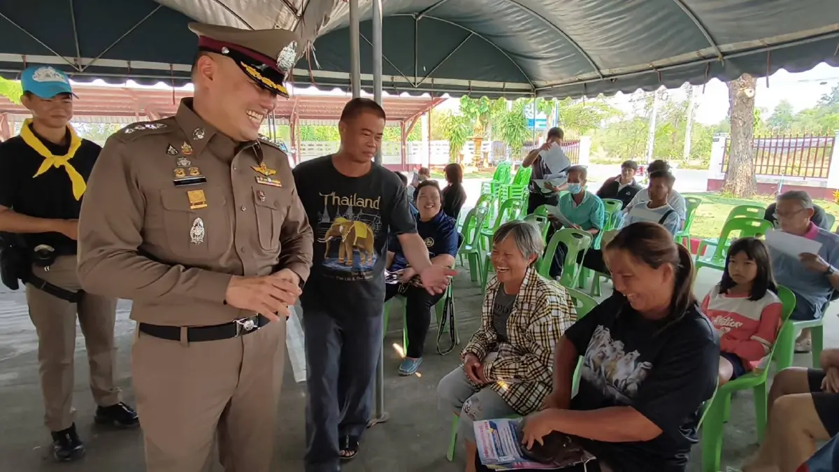 ด่านนี้มีแต่รอยยิ้ม! ตำรวจอุทัยฯ ตั้งด่านไม่จับแต่ "เปลี่ยนไฟฟรี"