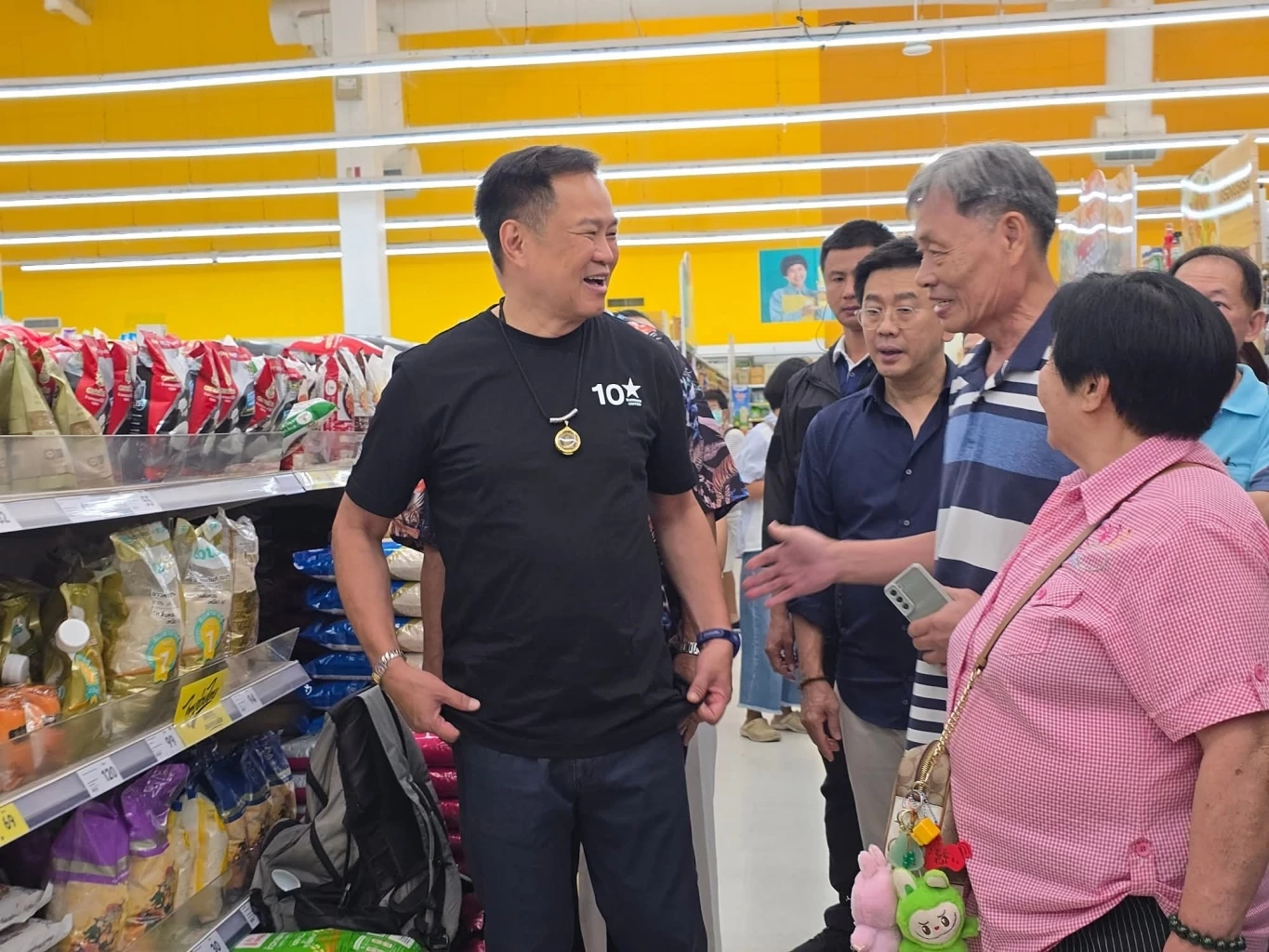 นายกฯ บุกตรวจห้างติดตาม "ไทยช่วยไทย" โดนวีนฉ่ำ! น้ำมันแพง