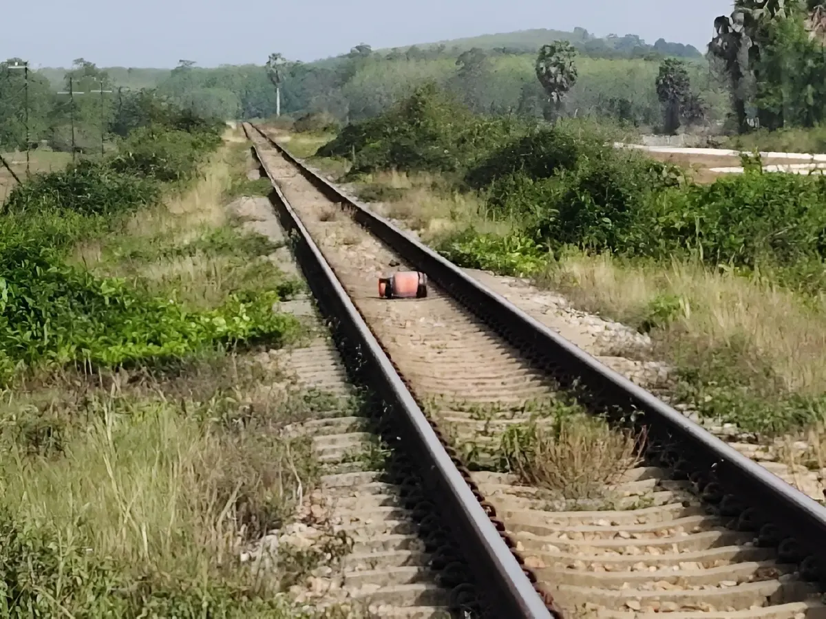 ระทึกปัตตานี! พบ "ถังแก๊ส" วางขวางรางรถไฟ สั่งกักขบวนรถล่องใต้ด่วน เจ้าหน้าที่เร่งเก็บกู้