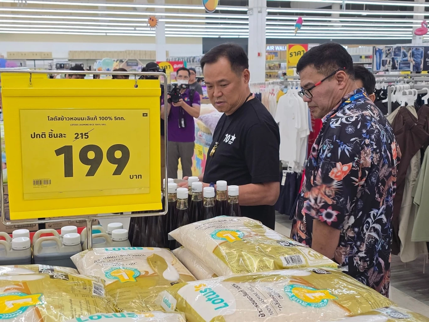 นายกฯ บุกตรวจห้างติดตาม "ไทยช่วยไทย" โดนวีนฉ่ำ! น้ำมันแพง