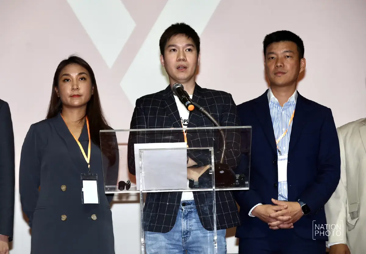 "เท้ง" นำ 10 สส.ลุยสู้คดีแก้ ม.112 ย้ำไม่ได้มุ่งร้ายระบอบปกครอง