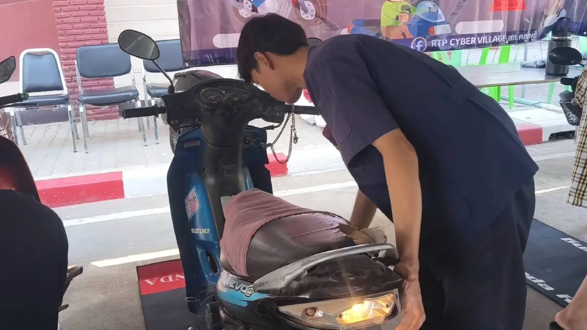 ด่านนี้มีแต่รอยยิ้ม! ตำรวจอุทัยฯ ตั้งด่านไม่จับแต่ "เปลี่ยนไฟฟรี"