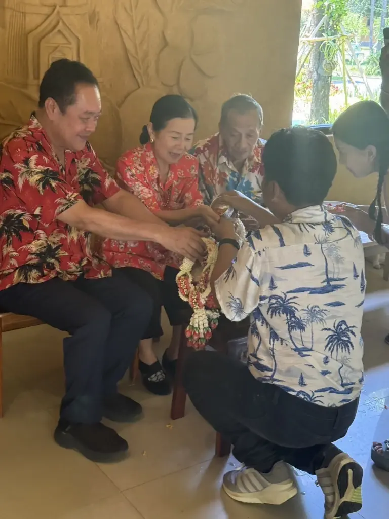 เปิดภาพ "ทวี" บุกเรือนจำเขากลิ้ง เยี่ยม "เสก โลโซ" วันสงกรานต์ 2569