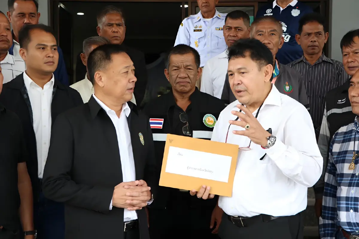 พัทลุงระอุ! อปท. บุกศาลากลาง ร้องผู้ว่าฯ เคลียร์คดี "อดีต สส. บ้านใหญ่" รุมทำร้าย "นายกเล็ก" (มีคลิป)