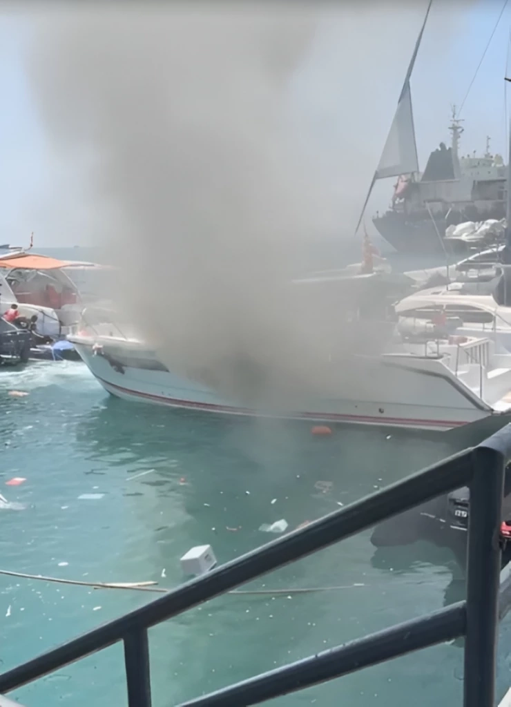 ด่วน! "สปีดโบ๊ท" ระเบิดสนั่นท่าเรือภูเก็ต ไฟลุกวอดทั้งลำก่อนจมทะเล (มีคลิป)