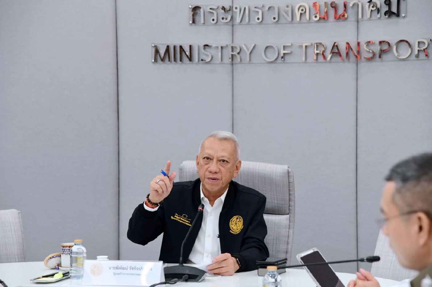 สงกรานต์นี้ไม่มีสะดุด! "พิพัฒน์" มอบภารกิจแรก 3 รมช.คมนาคมใหม่ คุมเข้ม "น้ำมันห้ามขาด" ช่วง "สงกรานต์" (มีคลิป)