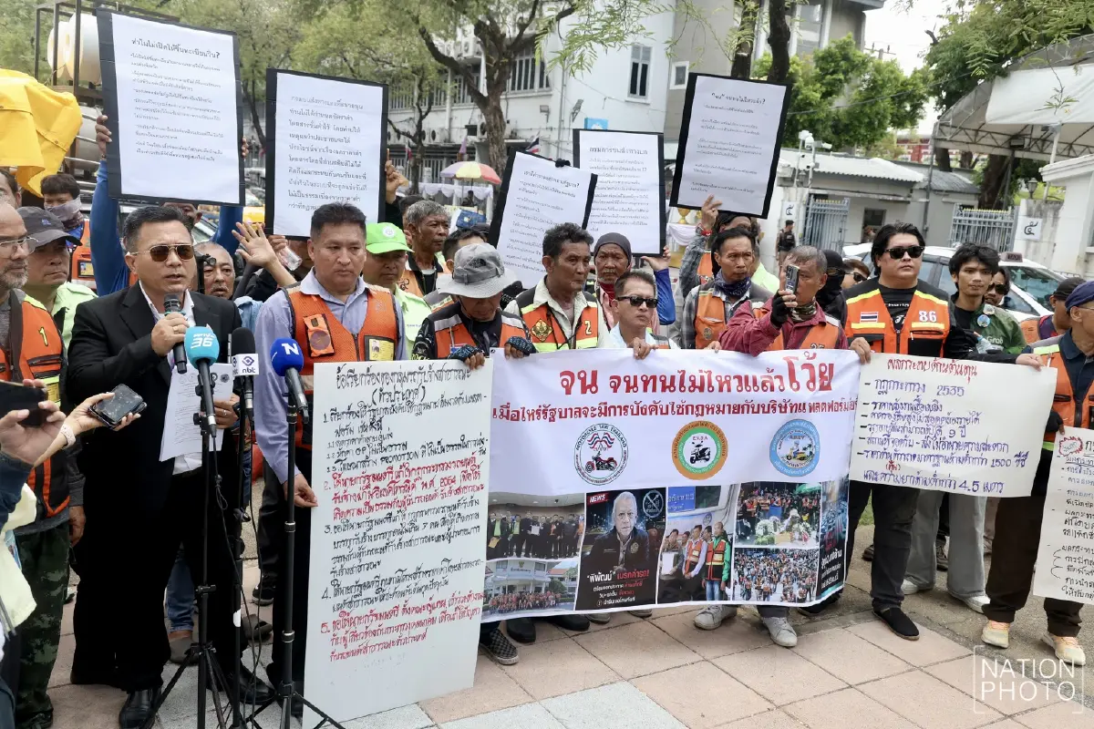 แท็กซี่-ไรเดอร์-วินฯ บุกทำเนียบฯ จี้รัฐคุมแพลตฟอร์ม-ปรับค่าโดยสาร