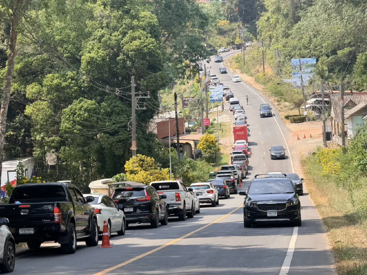 เกาะช้างแตก! นทท. แห่กลับทำรถติดยาว 3.5 กม. เผยยอด 4 วันทะลุ 5 หมื่นคน