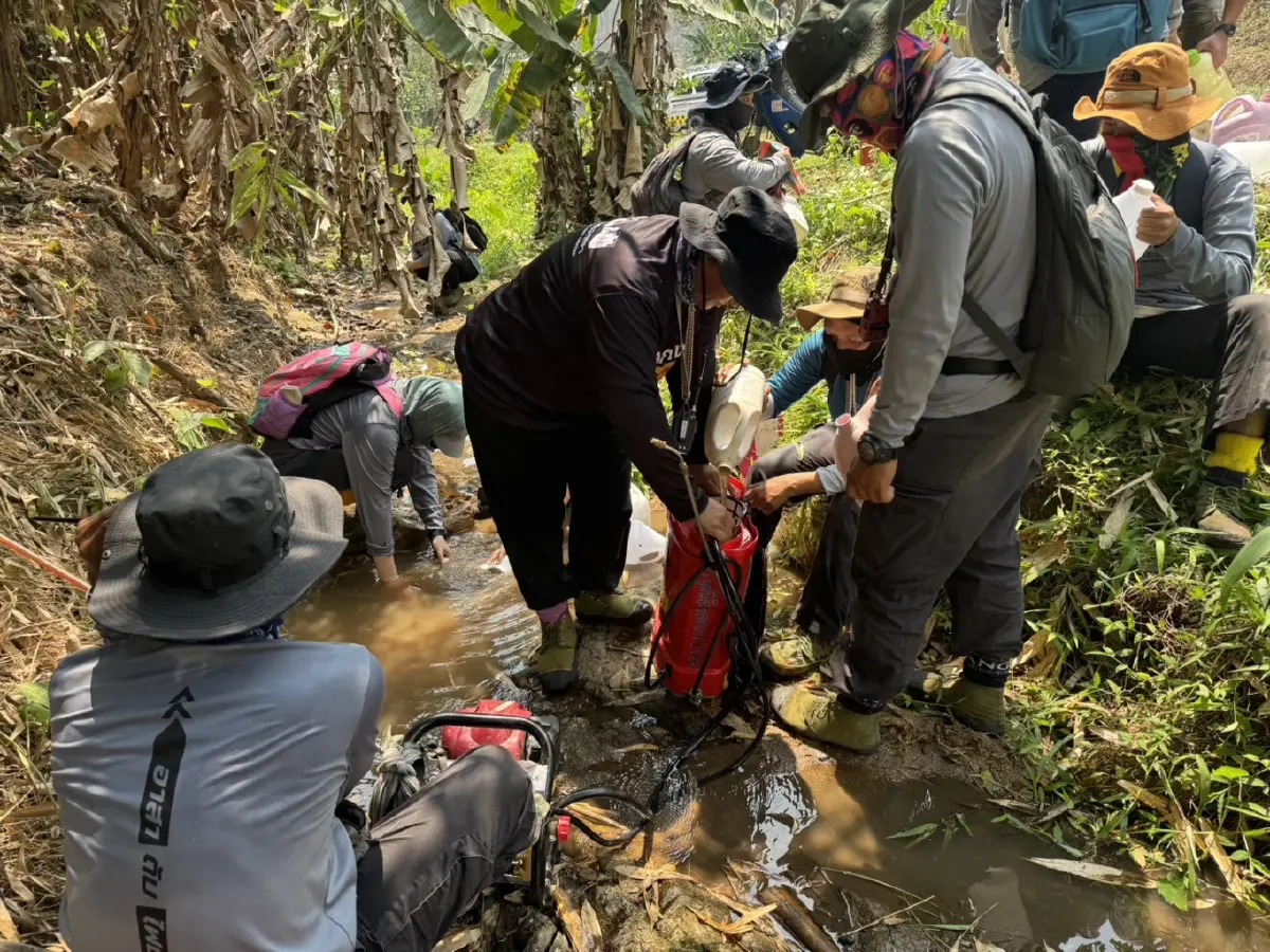 พลังศรัทธาสู้ไฟป่า! "พระครูอ๊อด-ทราย สก๊อต" นำทีมอาสาสมัครบุกดับไฟป่าเชียงใหม่