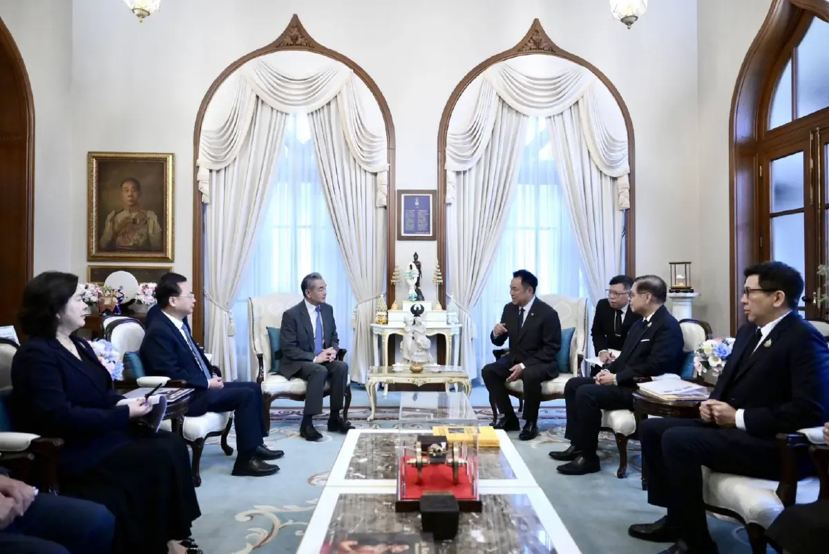 "อนุทิน" ขับรถพา "หวัง อี้" ไปรับประทานอาหารกลางวันด้วยตนเอง