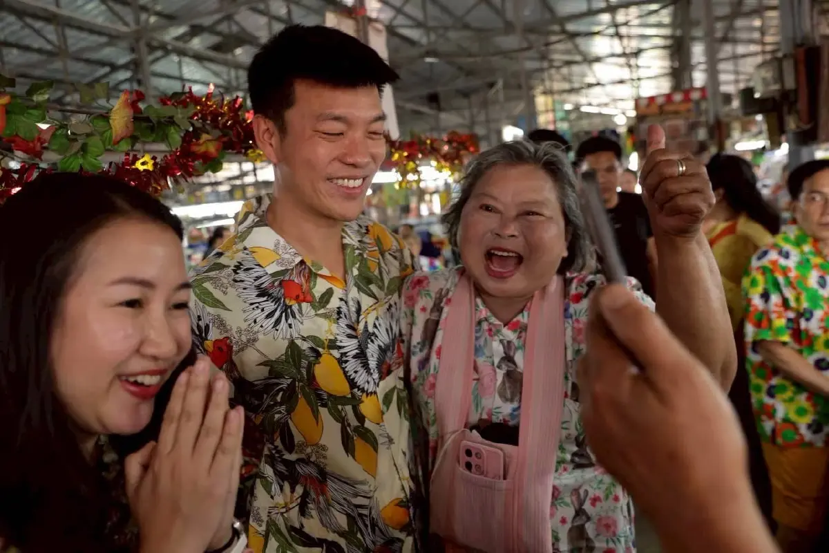 อากาศสะอาดคือสิทธิ! "เท้ง" ร่วมงาน "สงกรานต์" เชียงใหม่-ลำพูน ชาวเหนือโอดฝุ่นพิษ PM 2.5 หนักมาก