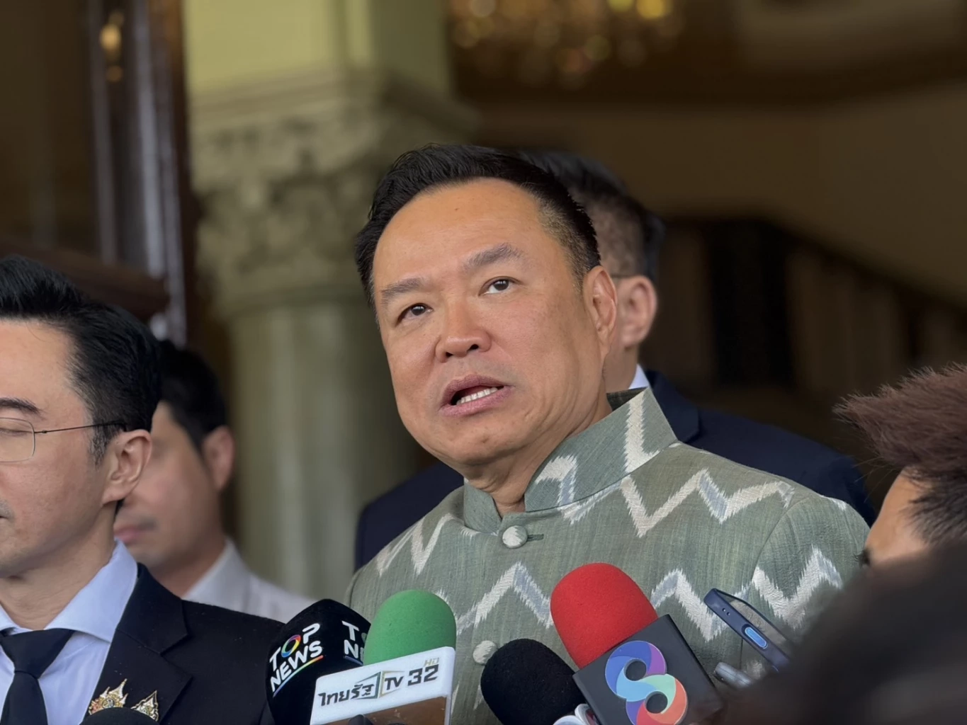 "นายกฯ" เดือดซัด "เลว-ขายชาติ" สั่งเช็กบิลขบวนการขนน้ำมันไป "กัมพูชา"