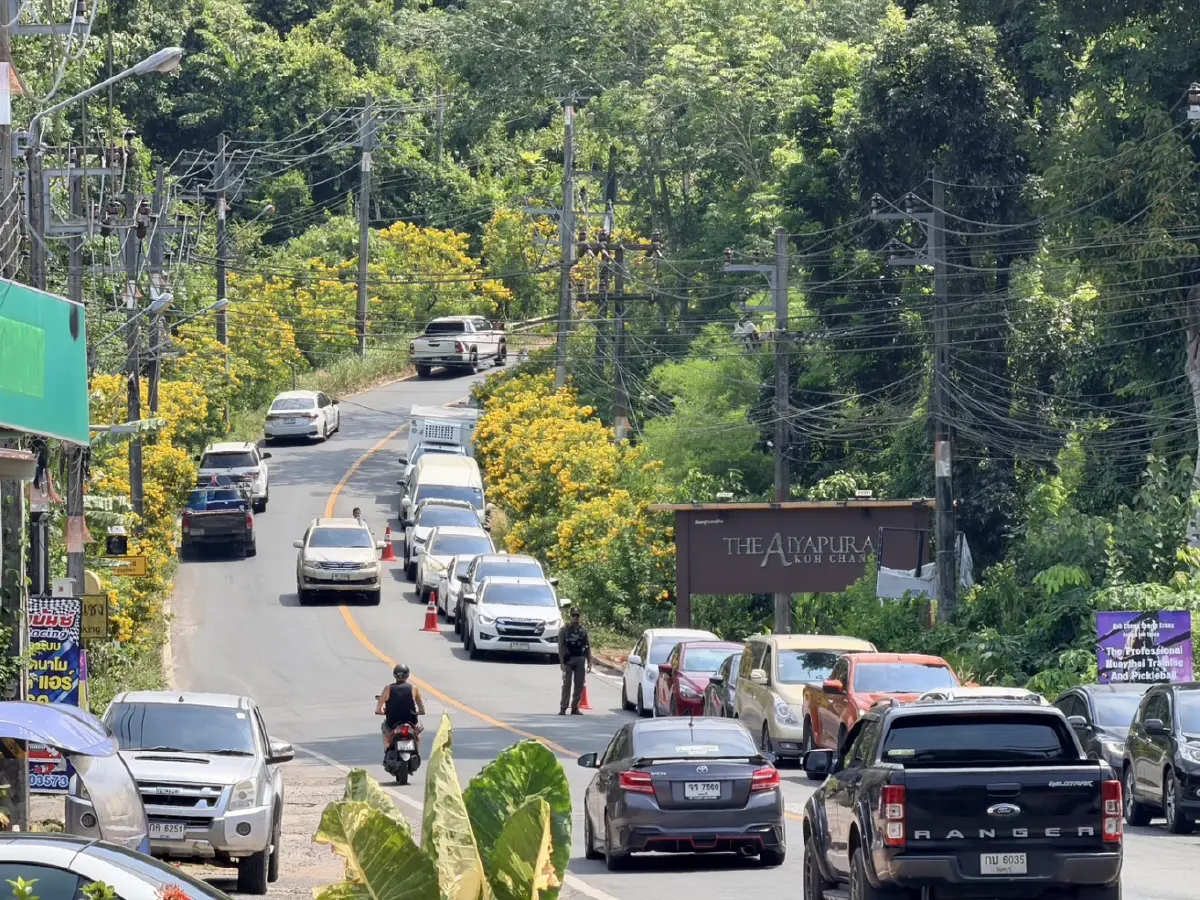 เกาะช้างแตก! นทท. แห่กลับทำรถติดยาว 3.5 กม. เผยยอด 4 วันทะลุ 5 หมื่นคน