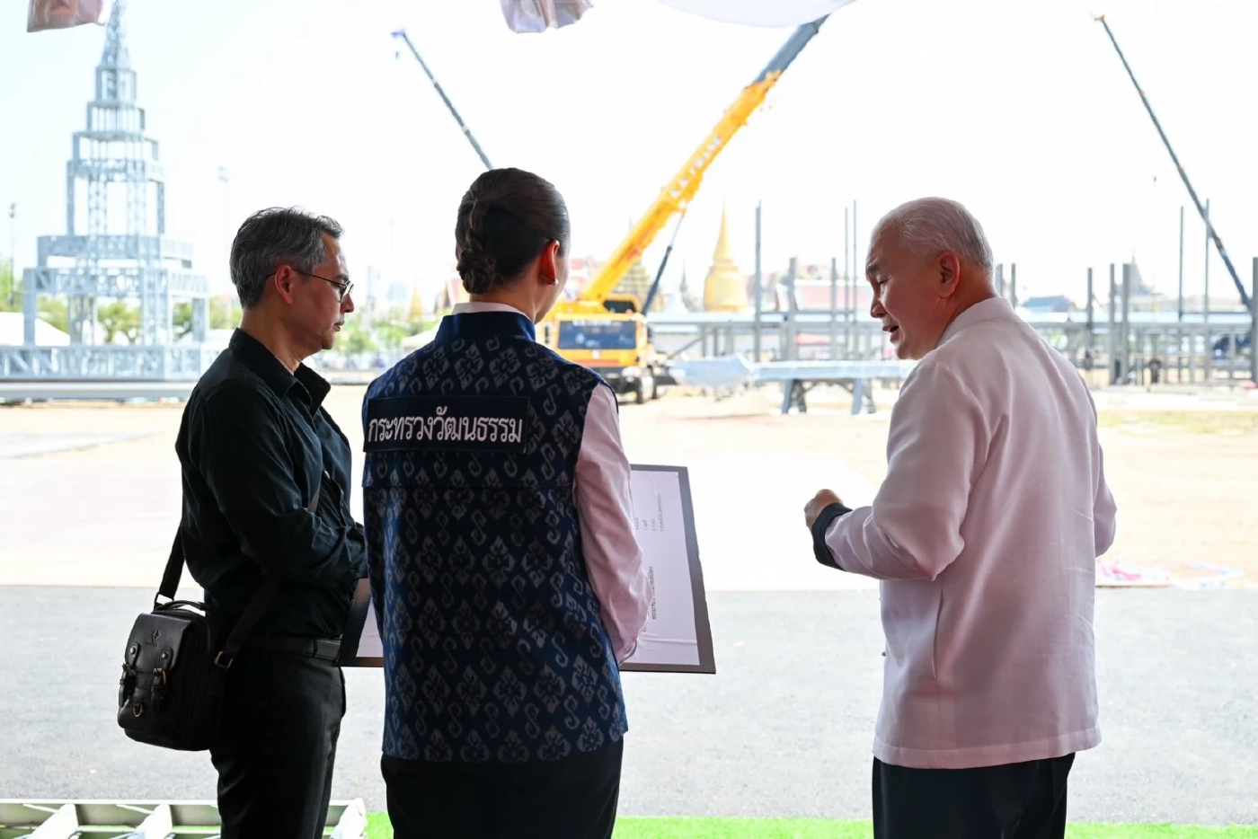 รมว.วัฒนธรรม ตรวจความพร้อมรับเสด็จฯ ยกเสาเอกพระเมรุมาศ