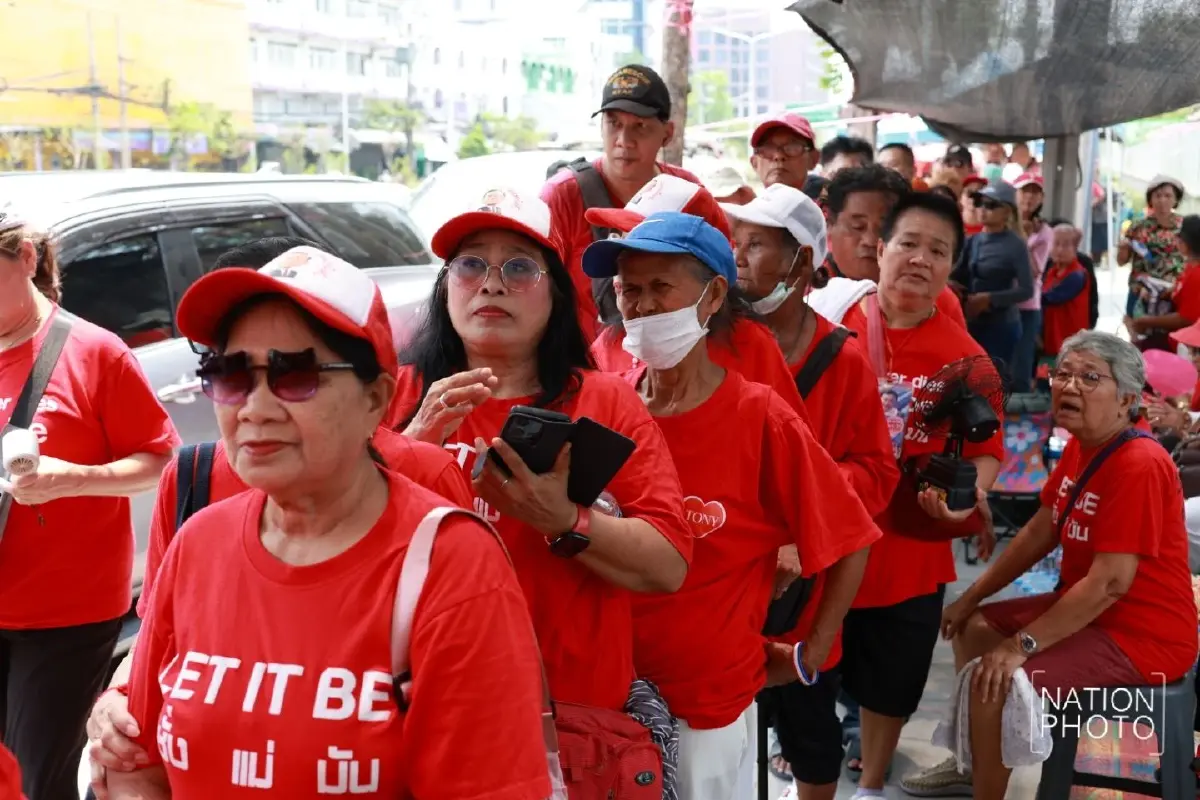 “ก่อแก้ว” แจกลอตเตอรี่ ขอบคุณเสื้อแดงหน้าเรือนจำ ลุ้นทักษิณพ้นโทษ 11 พ.ค.