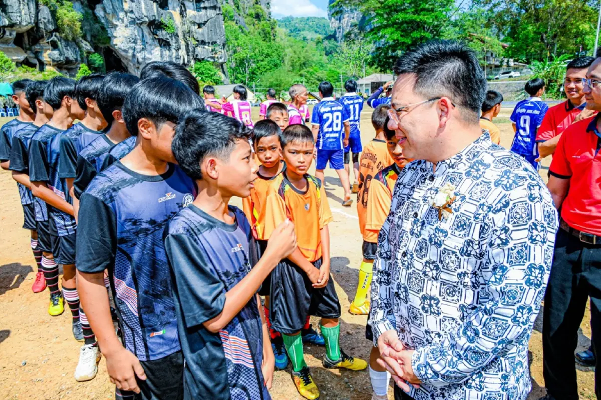 เลขาธิการ ศอ.บต. ปลุกชาวถ้ำทะลุใช้กีฬา-ศรัทธา ปราบยาเสพติด