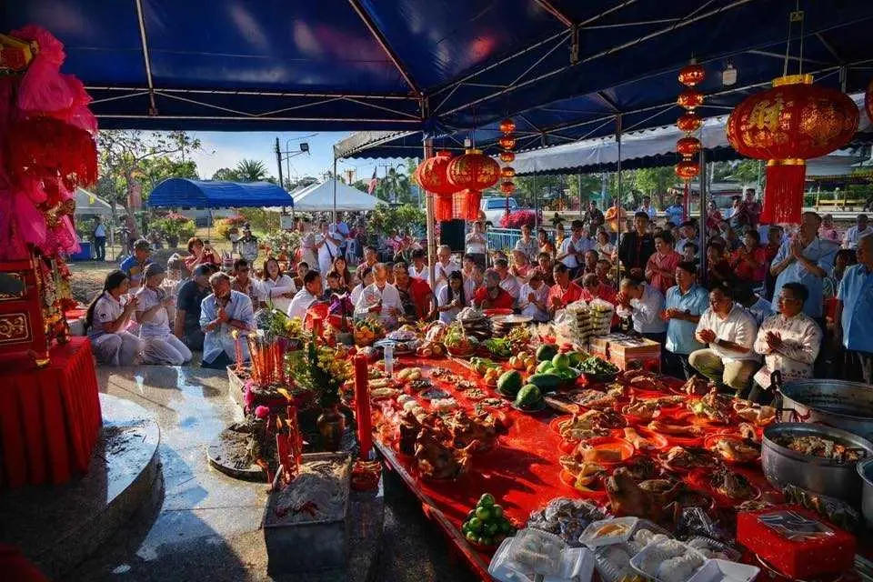 เลขาฯ ศอ.บต. ปลื้มรอยยิ้มชาวใต้ ในพิธีเช็งเม้งเจ้าแม่ลิ้มกอเหนี่ยว