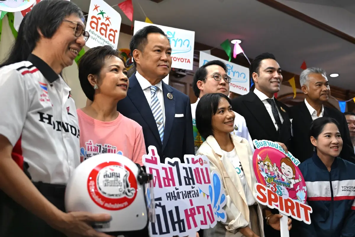 "นายกฯ" เปิดศูนย์ ศปถ. สงกรานต์ 69 กำชับ ผู้ว่าฯ "รักษาหน้าผมหน่อย" ลดเจ็บ-ตาย