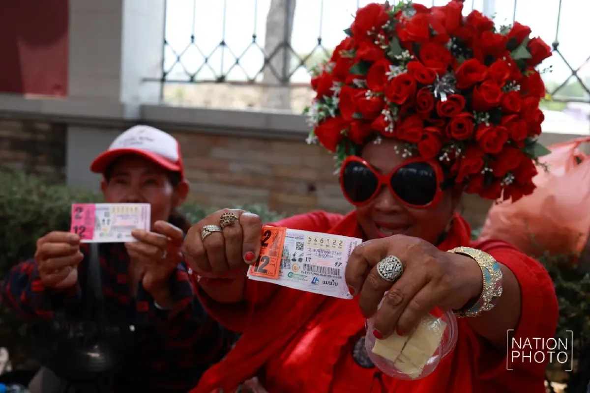“ก่อแก้ว” แจกลอตเตอรี่ ขอบคุณเสื้อแดงหน้าเรือนจำ ลุ้นทักษิณพ้นโทษ 11 พ.ค.