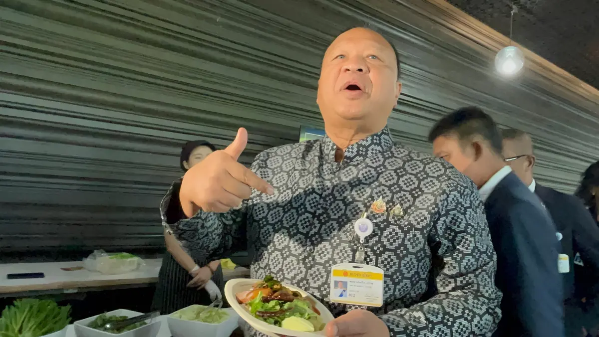 "บิ๊กเกรียง" นำร่อง สว. จ่ายเงินซื้อข้าวเองวันแรก! ลั่น "หมูแดงอร่อยจังฮู้" มั่นใจช่วยชาติประหยัดงบ