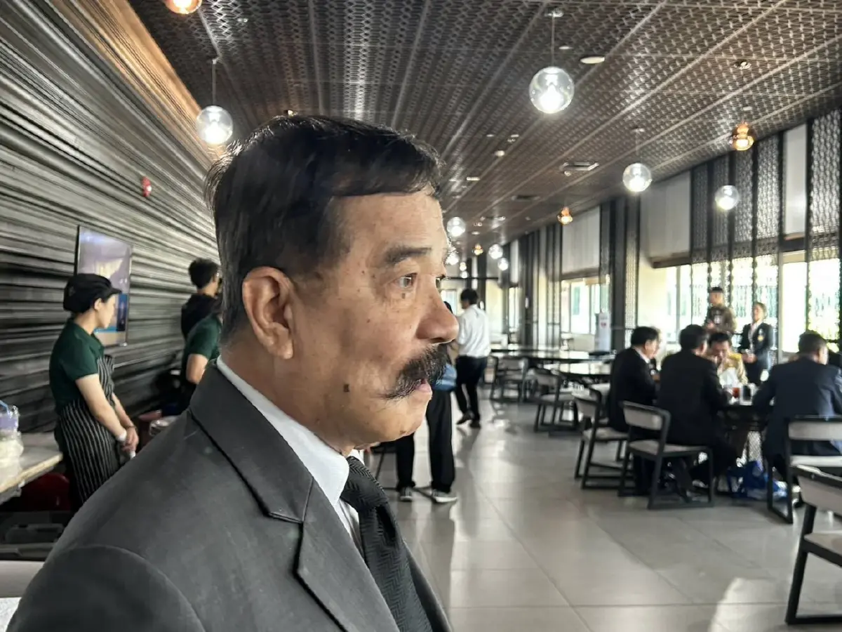 "บิ๊กเกรียง" นำร่อง สว. จ่ายเงินซื้อข้าวเองวันแรก! ลั่น "หมูแดงอร่อยจังฮู้" มั่นใจช่วยชาติประหยัดงบ