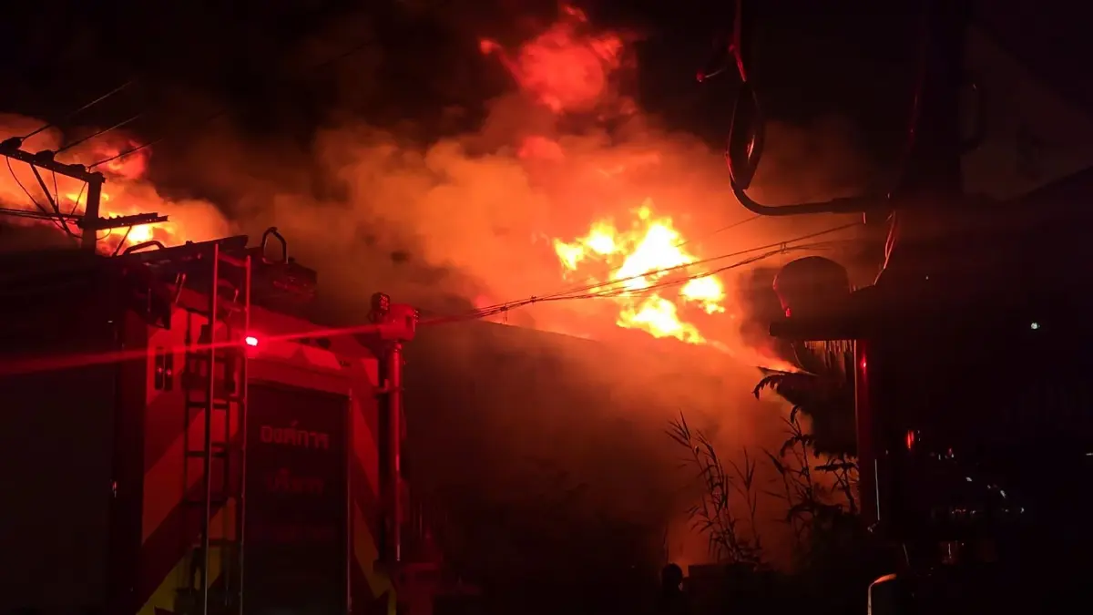 ระทึก! ไฟไหม้โรงงานโฟมวอด 2 โกดัง พนักงาน 80 ชีวิตหนีตายวุ่น "เจเศรษฐ์" รุดลงพื้นที่