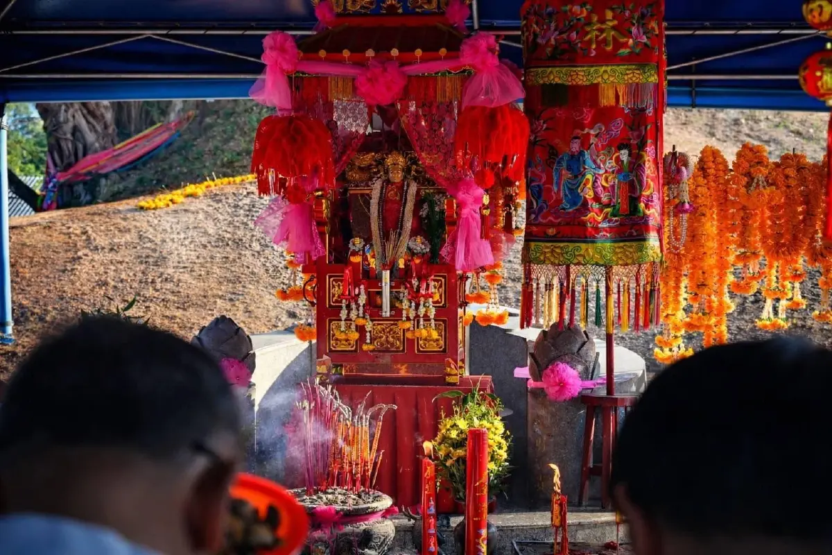 เลขาฯ ศอ.บต. ปลื้มรอยยิ้มชาวใต้ ในพิธีเช็งเม้งเจ้าแม่ลิ้มกอเหนี่ยว