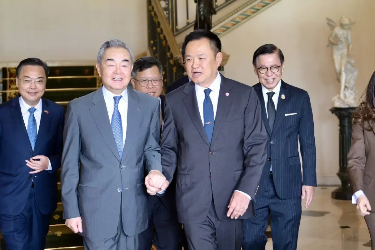 "อนุทิน" ขับรถพา "หวัง อี้" ไปรับประทานอาหารกลางวันด้วยตนเอง