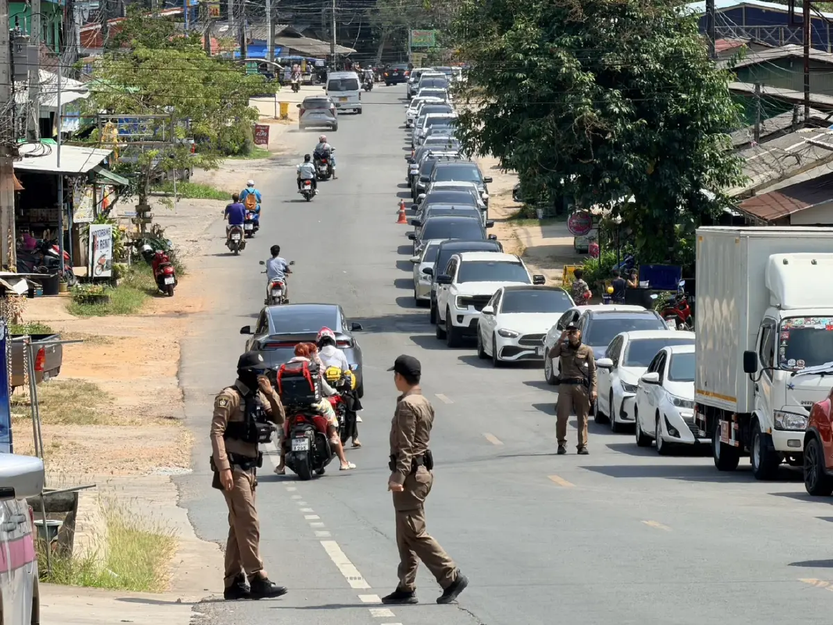 เกาะช้างแตก! นทท. แห่กลับทำรถติดยาว 3.5 กม. เผยยอด 4 วันทะลุ 5 หมื่นคน