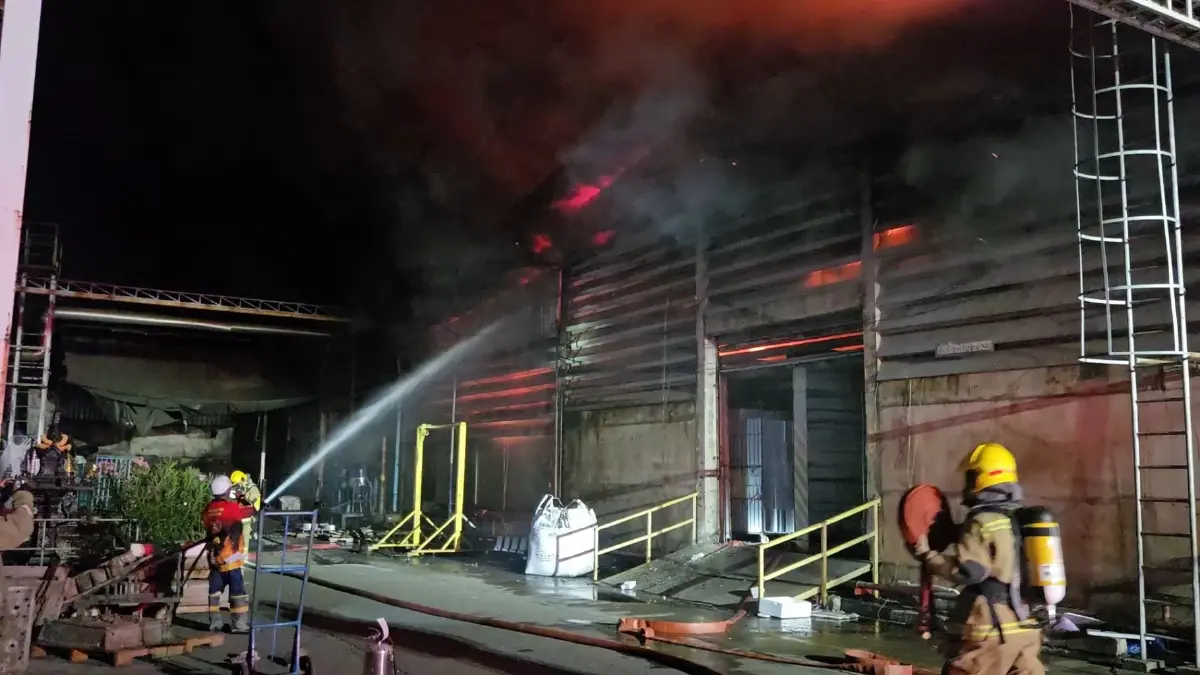 ระทึก! ไฟไหม้โรงงานโฟมวอด 2 โกดัง พนักงาน 80 ชีวิตหนีตายวุ่น "เจเศรษฐ์" รุดลงพื้นที่