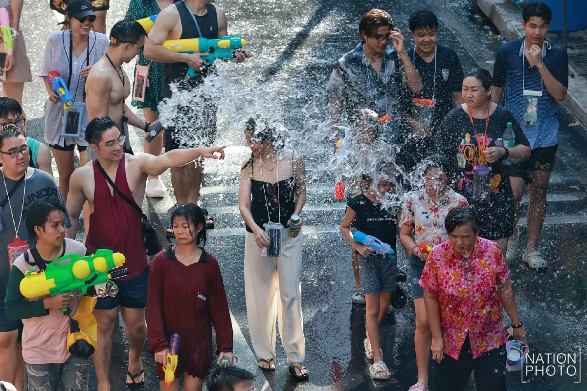 สื่อนอกตีข่าว! 'สงกรานต์ไทย นทท.ทั่วโลกแห่ร่วมงานล้นหลาม