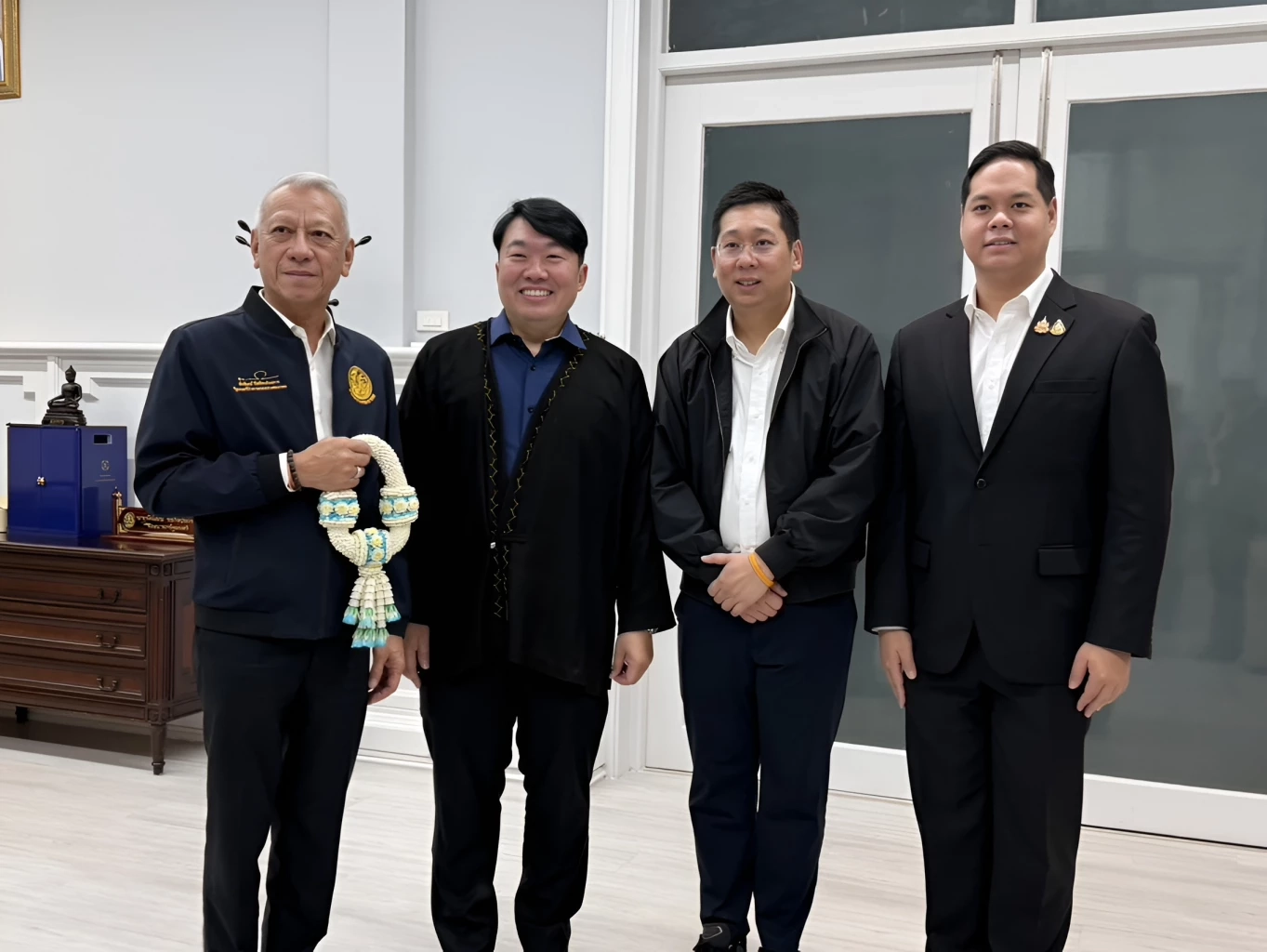 สงกรานต์นี้ไม่มีสะดุด! "พิพัฒน์" มอบภารกิจแรก 3 รมช.คมนาคมใหม่ คุมเข้ม "น้ำมันห้ามขาด" ช่วง "สงกรานต์" (มีคลิป)