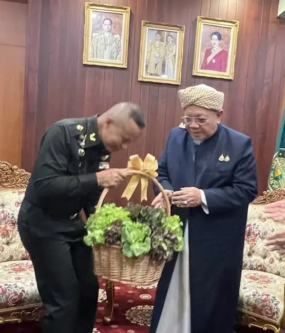 พลโท นรธิป โพยนอก แม่ทัพภาคที่ 4 และ นายอรุณ บุญชม จุฬาราชมนตรี