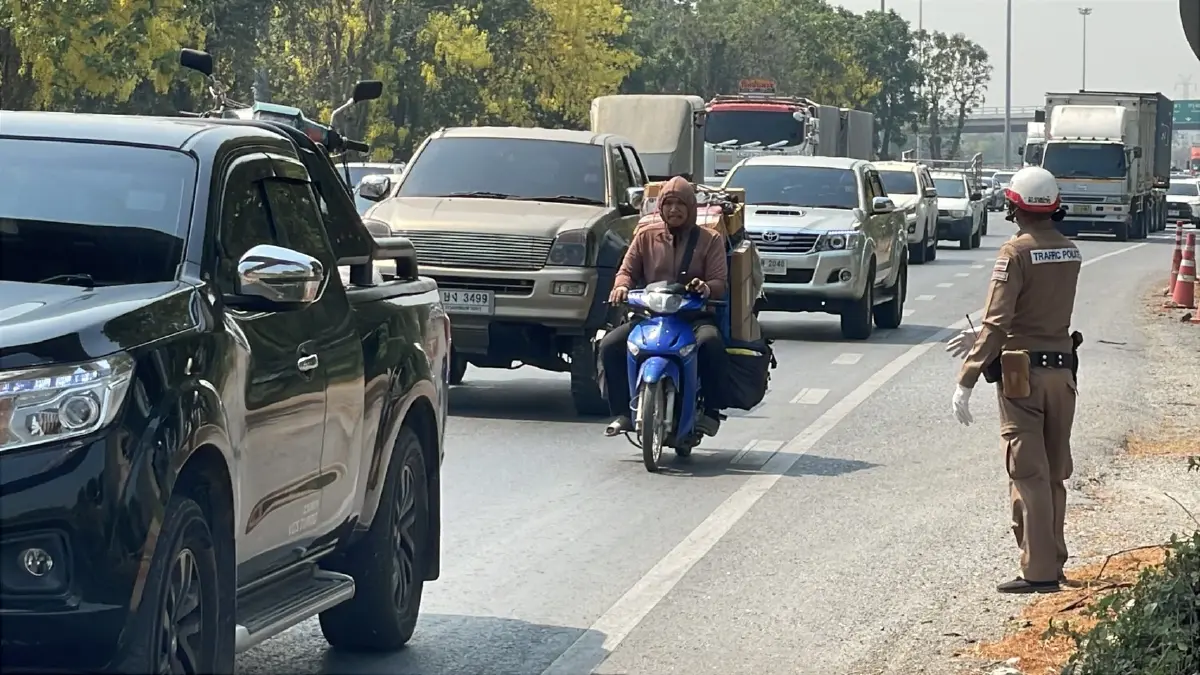 น้ำมันลด...รถเต็มถนน! รถแน่น "สายเอเชีย-บางปะหัน" คนแห่เดินทางรับเช้า "วันหยุดสงกรานต์"