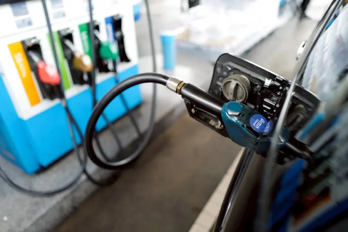 "กบง." ลดค่ากลั่นเป็น "5 บาท" มีผลพรุ่งนี้ ดึงเงินส่วนเกินโรงกลั่น 1 หมื่นล้านพยุงราคา "ดีเซล"