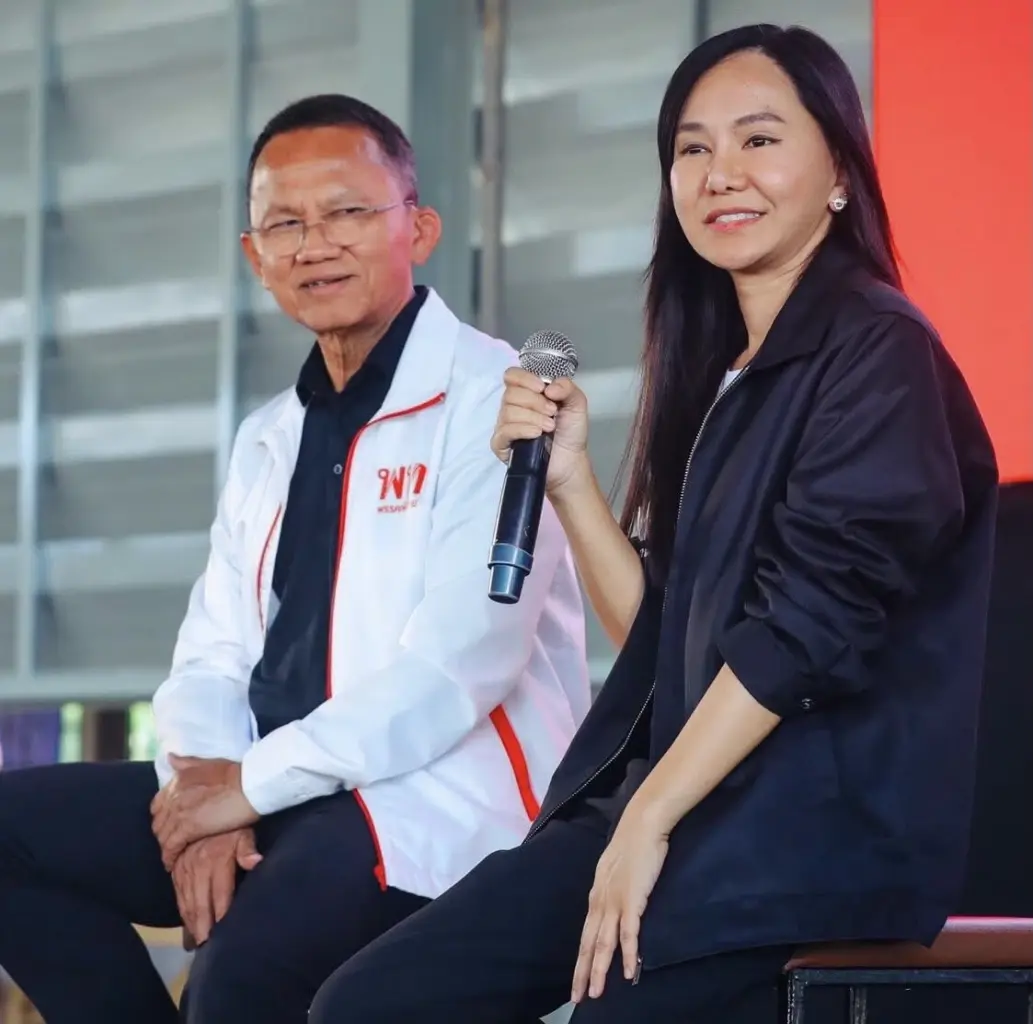 พ่อสมศักดิ์ และลูกสาว บนเวทีหาเสียง