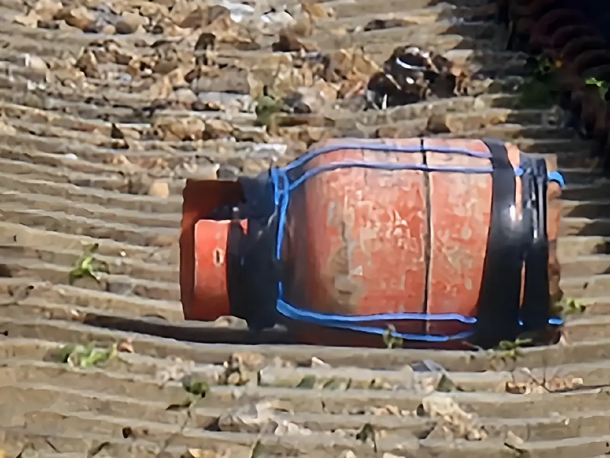 ระทึกปัตตานี! พบ "ถังแก๊ส" วางขวางรางรถไฟ สั่งกักขบวนรถล่องใต้ด่วน เจ้าหน้าที่เร่งเก็บกู้