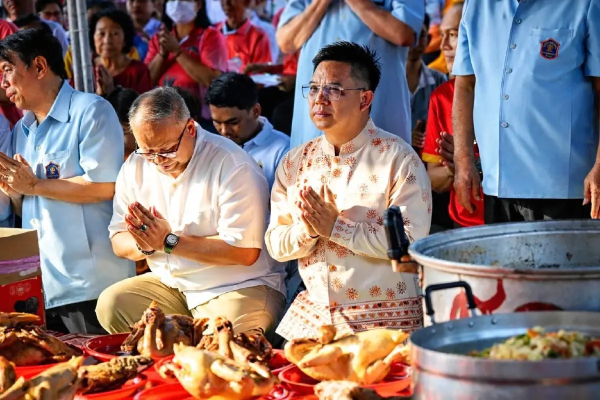 เลขาฯ ศอ.บต. ปลื้มรอยยิ้มชาวใต้ ในพิธีเช็งเม้งเจ้าแม่ลิ้มกอเหนี่ยว