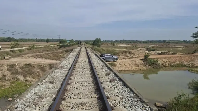 ระทึกปัตตานี! พบ "ถังแก๊ส" วางขวางรางรถไฟ สั่งกักขบวนรถล่องใต้ด่วน เจ้าหน้าที่เร่งเก็บกู้