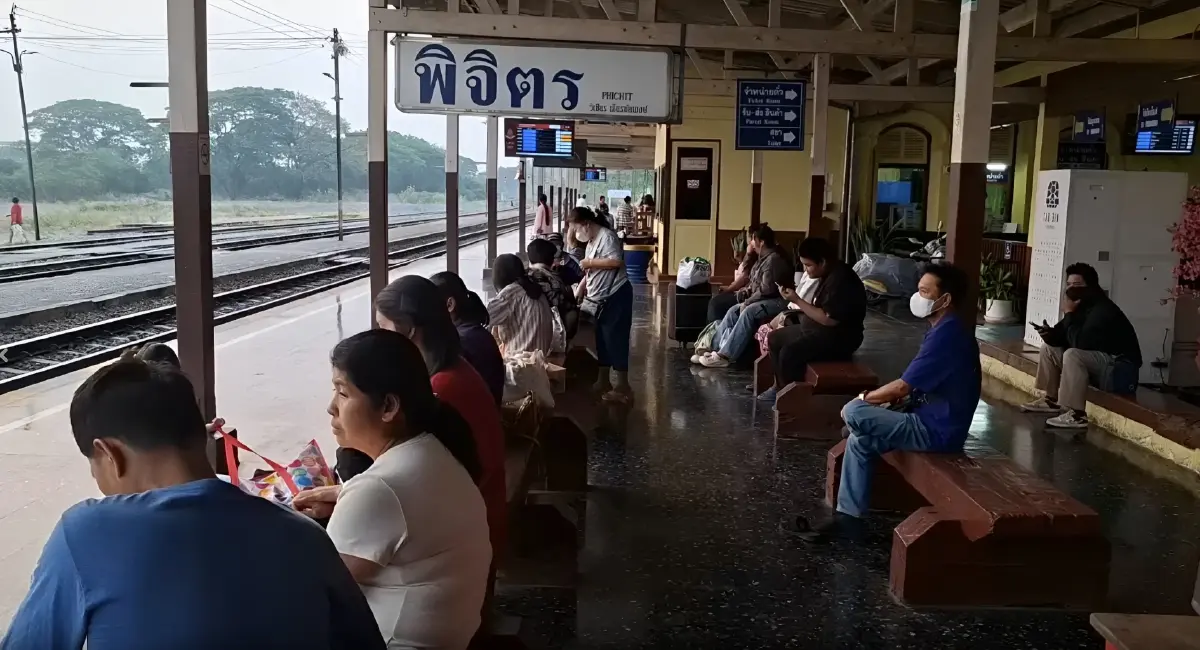 เช็กด่วน! ตั๋วสงกรานต์ "สายเหนือ" เต็มหมดแล้ว น้ำมันแพงจนท้อ! ชาวพิจิตร หันพึ่งรถไฟค่าตั๋ว 8 บาท (มีคลิป)