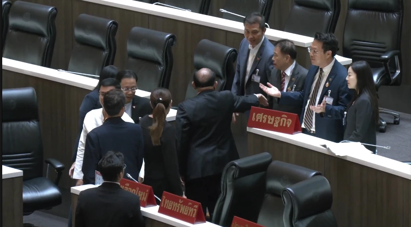 มัดรวมเหตุการณ์ “คริส - ปกรณ์วุฒิ” คู่นี้เกิดอะไรขึ้นในสภา